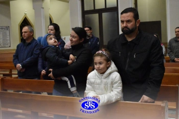 Famílias reunidas em oração na Catedral de Cruz Alta 