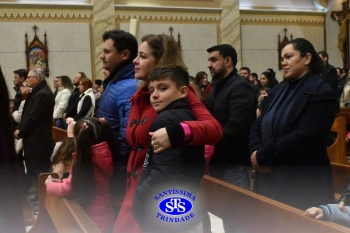 Famílias reunidas em oração na Catedral de Cruz Alta 
