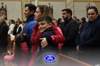Famílias reunidas em oração na Catedral de Cruz Alta 