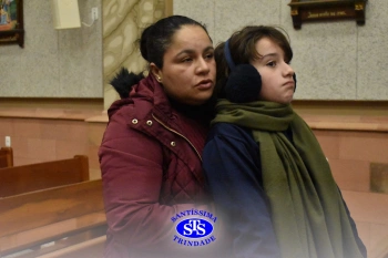 Famílias reunidas em oração na Catedral de Cruz Alta 