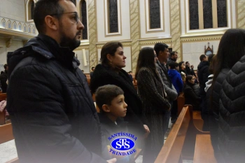 Famílias reunidas em oração na Catedral de Cruz Alta 