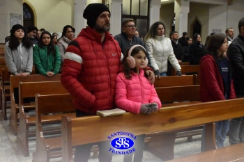 Famílias reunidas em oração na Catedral de Cruz Alta 