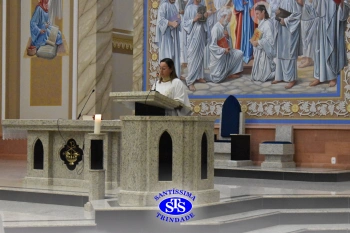 Famílias reunidas em oração na Catedral de Cruz Alta 