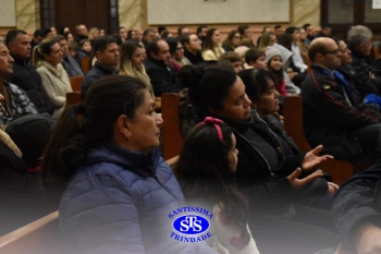 Famílias reunidas em oração na Catedral de Cruz Alta 