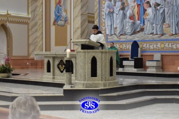 Famílias reunidas em oração na Catedral de Cruz Alta 