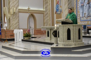 Famílias reunidas em oração na Catedral de Cruz Alta 