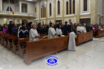 Famílias reunidas em oração na Catedral de Cruz Alta 