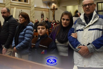 Famílias reunidas em oração na Catedral de Cruz Alta 