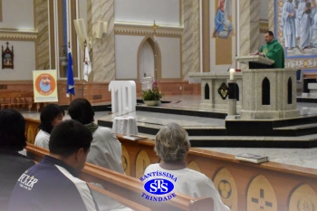 Famílias reunidas em oração na Catedral de Cruz Alta 
