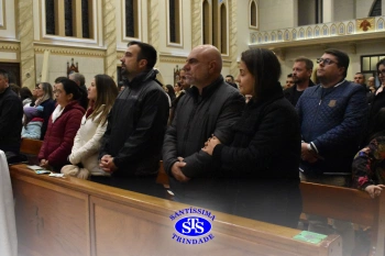 Famílias reunidas em oração na Catedral de Cruz Alta 