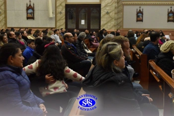 Famílias reunidas em oração na Catedral de Cruz Alta 