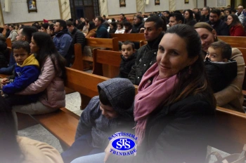 Famílias reunidas em oração na Catedral de Cruz Alta 