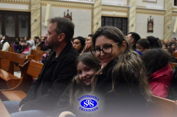 Famílias reunidas em oração na Catedral de Cruz Alta 