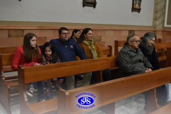 Famílias reunidas em oração na Catedral de Cruz Alta 