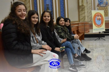 Famílias reunidas em oração na Catedral de Cruz Alta 
