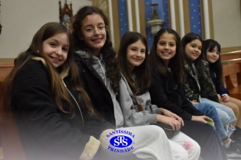 Famílias reunidas em oração na Catedral de Cruz Alta 
