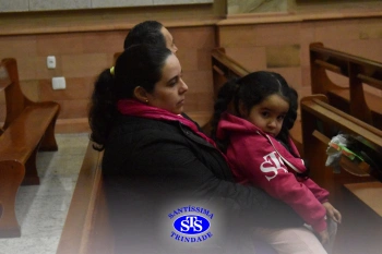 Famílias reunidas em oração na Catedral de Cruz Alta 