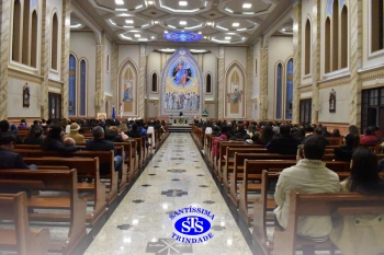 Famílias reunidas em oração na Catedral de Cruz Alta 