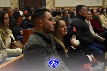 Famílias reunidas em oração na Catedral de Cruz Alta 