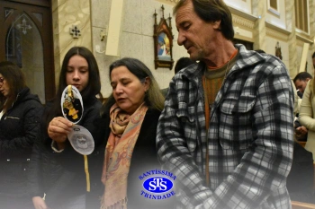Famílias reunidas em oração na Catedral de Cruz Alta 