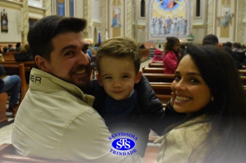 Famílias reunidas em oração na Catedral de Cruz Alta 