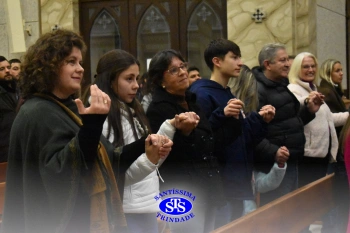 Famílias reunidas em oração na Catedral de Cruz Alta 