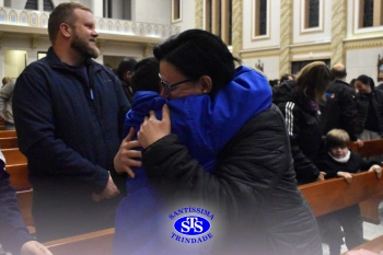 Famílias reunidas em oração na Catedral de Cruz Alta 