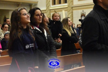 Famílias reunidas em oração na Catedral de Cruz Alta 