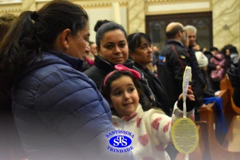 Famílias reunidas em oração na Catedral de Cruz Alta 