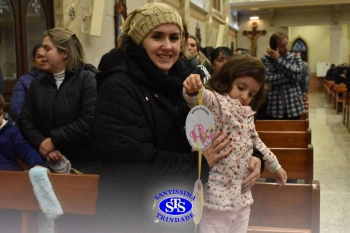 Famílias reunidas em oração na Catedral de Cruz Alta 