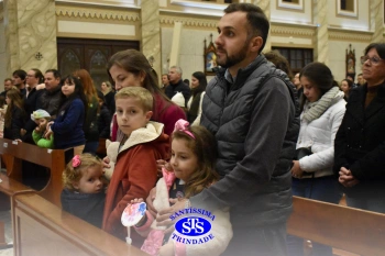 Famílias reunidas em oração na Catedral de Cruz Alta 