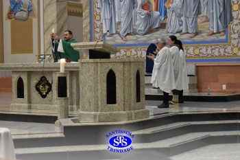 Famílias reunidas em oração na Catedral de Cruz Alta 