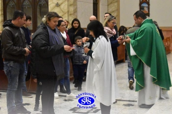 Famílias reunidas em oração na Catedral de Cruz Alta 