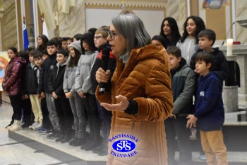 Famílias reunidas em oração na Catedral de Cruz Alta 