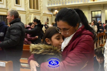 Famílias reunidas em oração na Catedral de Cruz Alta 