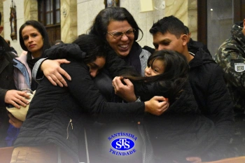 Famílias reunidas em oração na Catedral de Cruz Alta 