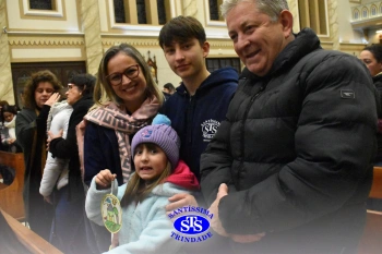 Famílias reunidas em oração na Catedral de Cruz Alta 