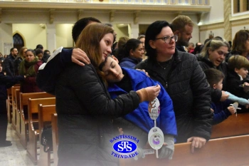 Famílias reunidas em oração na Catedral de Cruz Alta 
