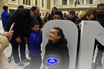 Famílias reunidas em oração na Catedral de Cruz Alta 