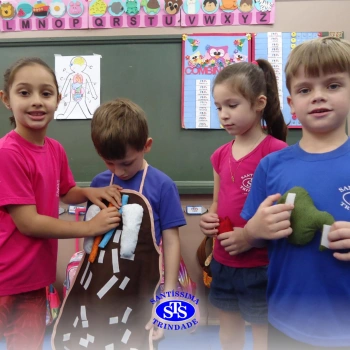 Infantil 5 estuda o corpo humano através do