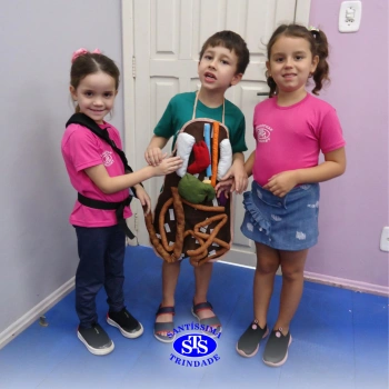 Infantil 5 estuda o corpo humano através do