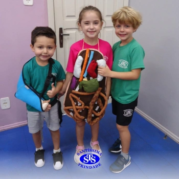 Infantil 5 estuda o corpo humano através do
