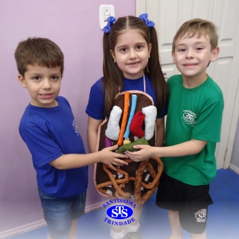 Infantil 5 estuda o corpo humano através do