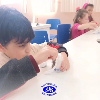 Aulas no laboratório de ciências promovem aprendizado lúdico 