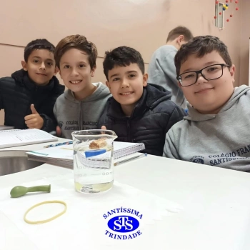 Aulas no laboratório de ciências promovem aprendizado lúdico 