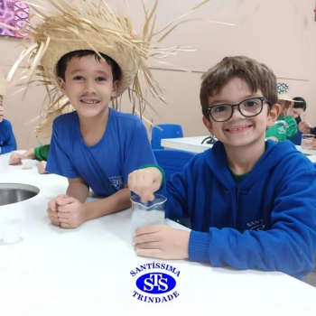 Aulas no laboratório de ciências promovem aprendizado lúdico 