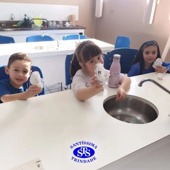 Aulas no laboratório de ciências promovem aprendizado lúdico 