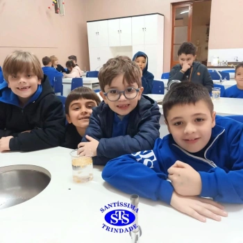 Aulas no laboratório de ciências promovem aprendizado lúdico 