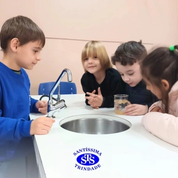 Aulas no laboratório de ciências promovem aprendizado lúdico 