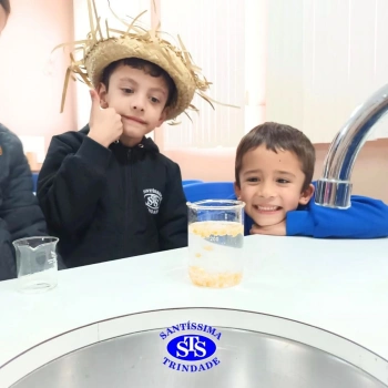 Aulas no laboratório de ciências promovem aprendizado lúdico 